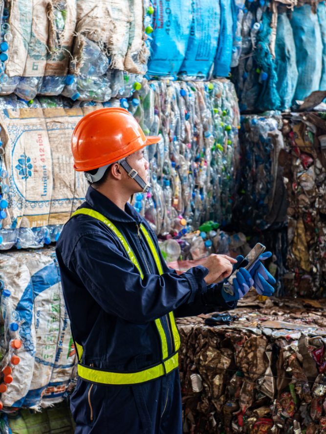 retrato-de-trabalhadores-de-engenheiro-industrial-asiaticos-com-uma-pilha-de-garrafas-de-plastico-na-fabrica (1)